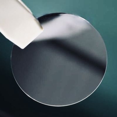 Καλή τιμή Τύπος υποστρωμάτων Ν κρυστάλλου γκοφρετών InAs για το MBE 99.9999% Monocrystalline σε απευθείας σύνδεση