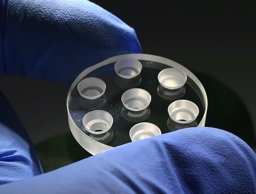 Καλή τιμή Στρογγυλό μέρος συνελεύσεων φακών γυαλιού σαπφείρου με την υψηλή θερμική αγωγιμότητα τρυπών νεροχυτών Διαδικτυακά
